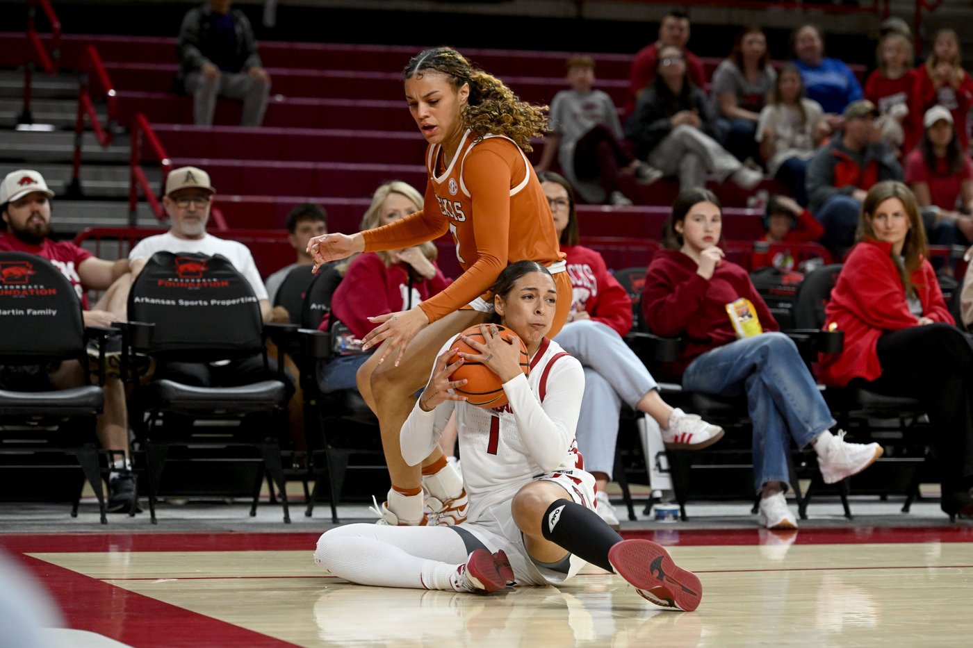 Booker leads five in double figures as No. 4 Texas defeats Arkansas 93-62 | iNFOnews.ca Booker leads five in double figures as No. 4 Texas defeats Arkansas 93-62 | iNFOnews.ca
