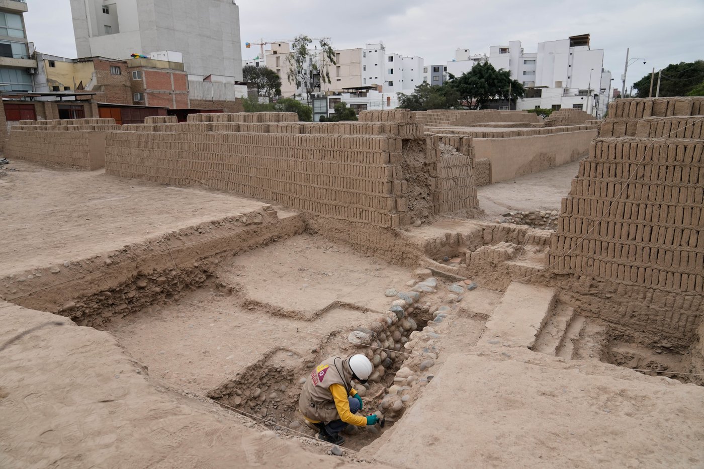 Archaeologists unveil skeletal remains believed to be ritual offering in Lima | iNFOnews.ca Archaeologists unveil skeletal remains believed to be ritual offering in Lima | iNFOnews.ca