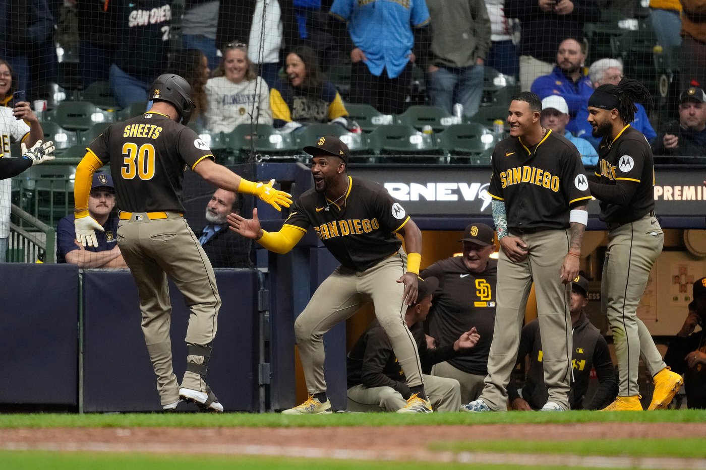 Sheets' 3-run homer in 9th lifts Padres over Brewers 3-1 after another Misiorowski scoreless outing | iNFOnews.ca