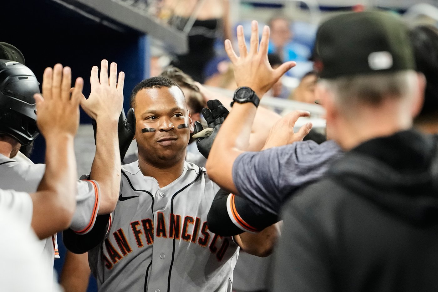 Giants' Devers apologizes to Vitello after storming into dugout, in lineup vs. A's | iNFOnews.ca