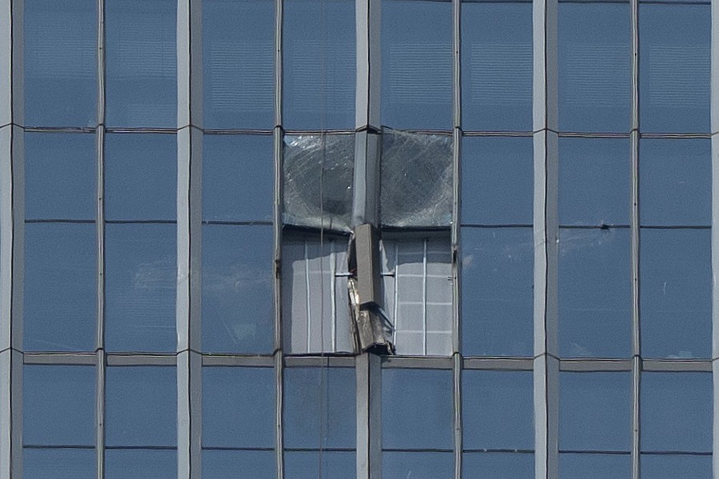 A small plane has crashed into a Beijing high-rise, killing the pilot and injuring 13 | iNFOnews.ca