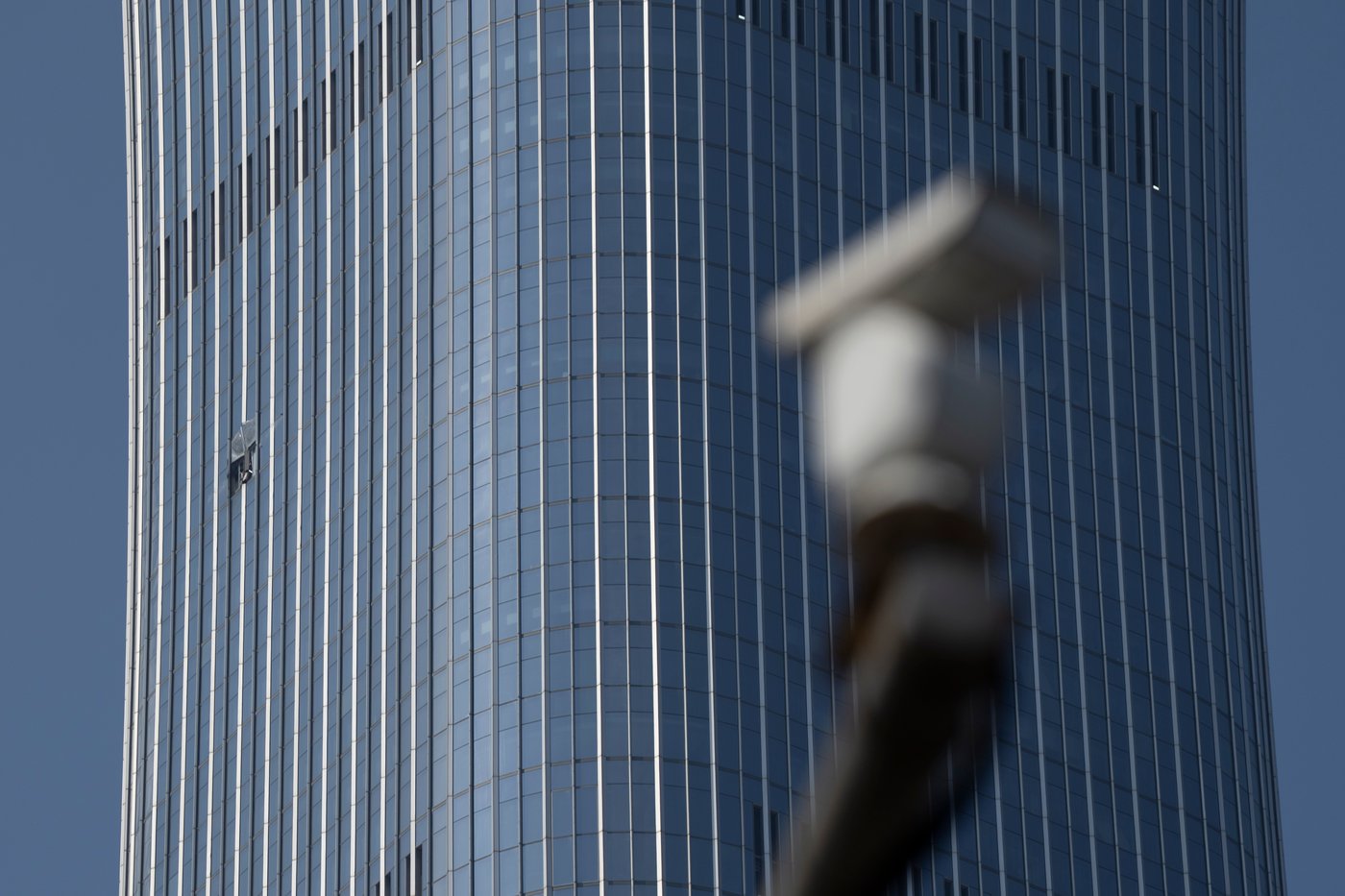 A small plane has crashed into a Beijing high-rise, killing the pilot and injuring 13 | iNFOnews.ca