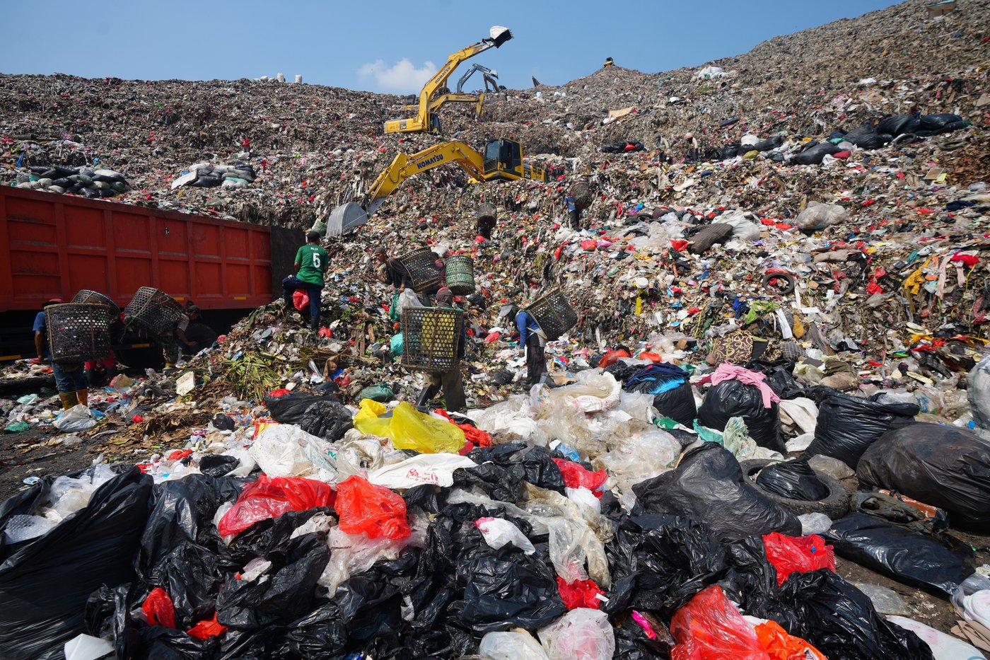 As Indonesia cuts methane emissions, life atop a mountain of garbage begins to change | iNFOnews.ca As Indonesia cuts methane emissions, life atop a mountain of garbage begins to change | iNFOnews.ca
