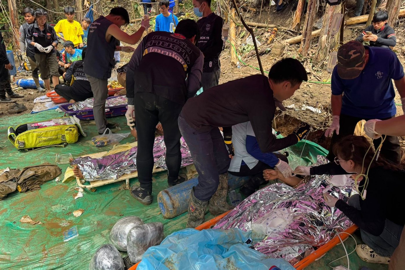 Rescuers free 4 men who had been trapped in a flooded Laos cave, search for 2 still missing | iNFOnews.ca