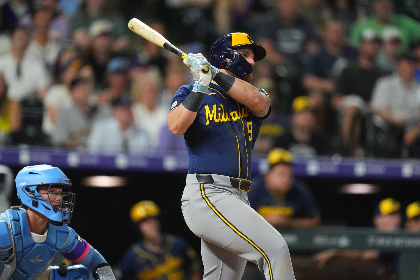 Brewers score 8 late runs, stun Rockies 9-7 in wild 10-inning victory | iNFOnews.ca