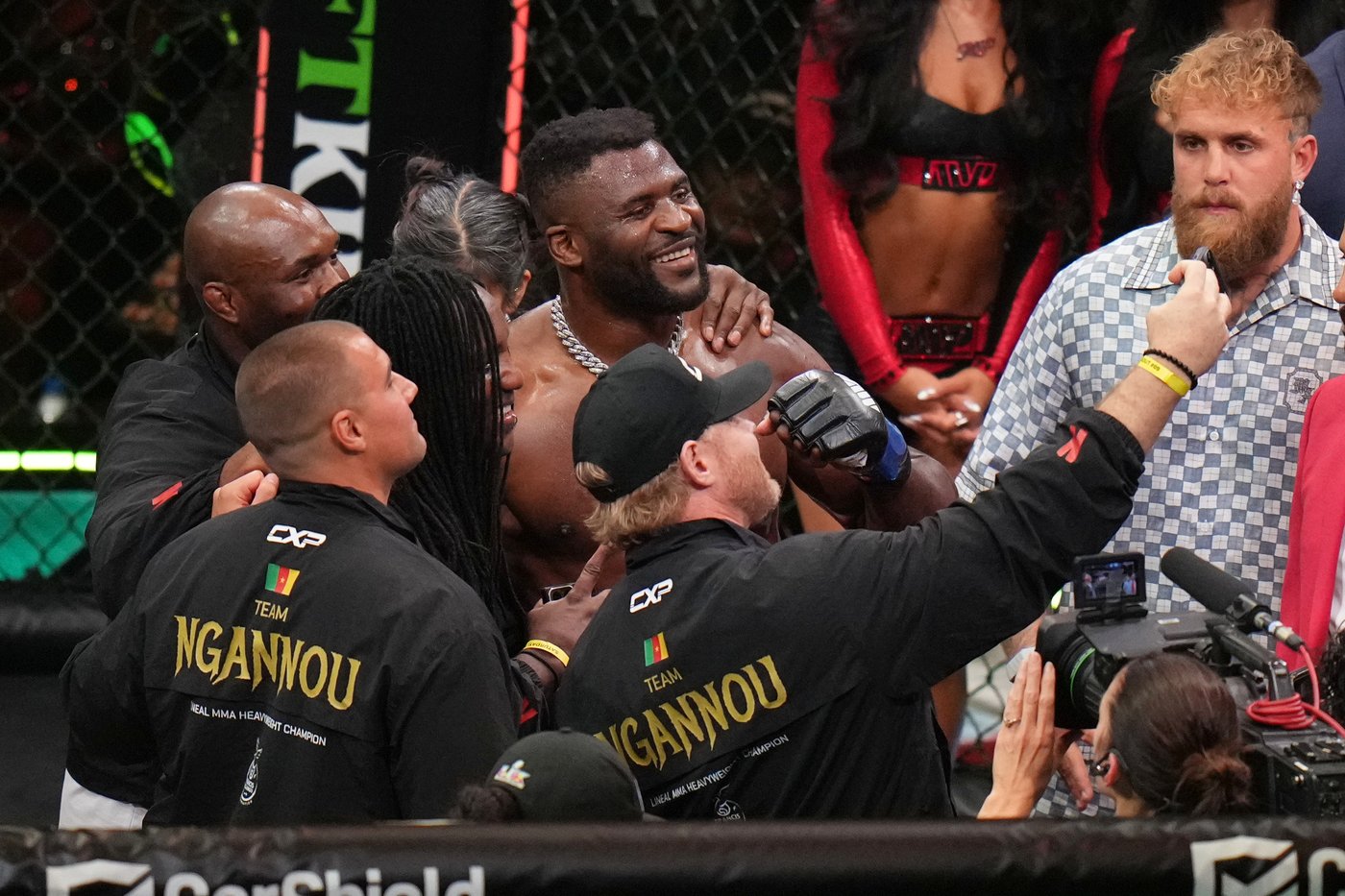 Mike Perry bloodies and beats Nate Diaz in 2 rounds on Rousey-Carano undercard | iNFOnews.ca