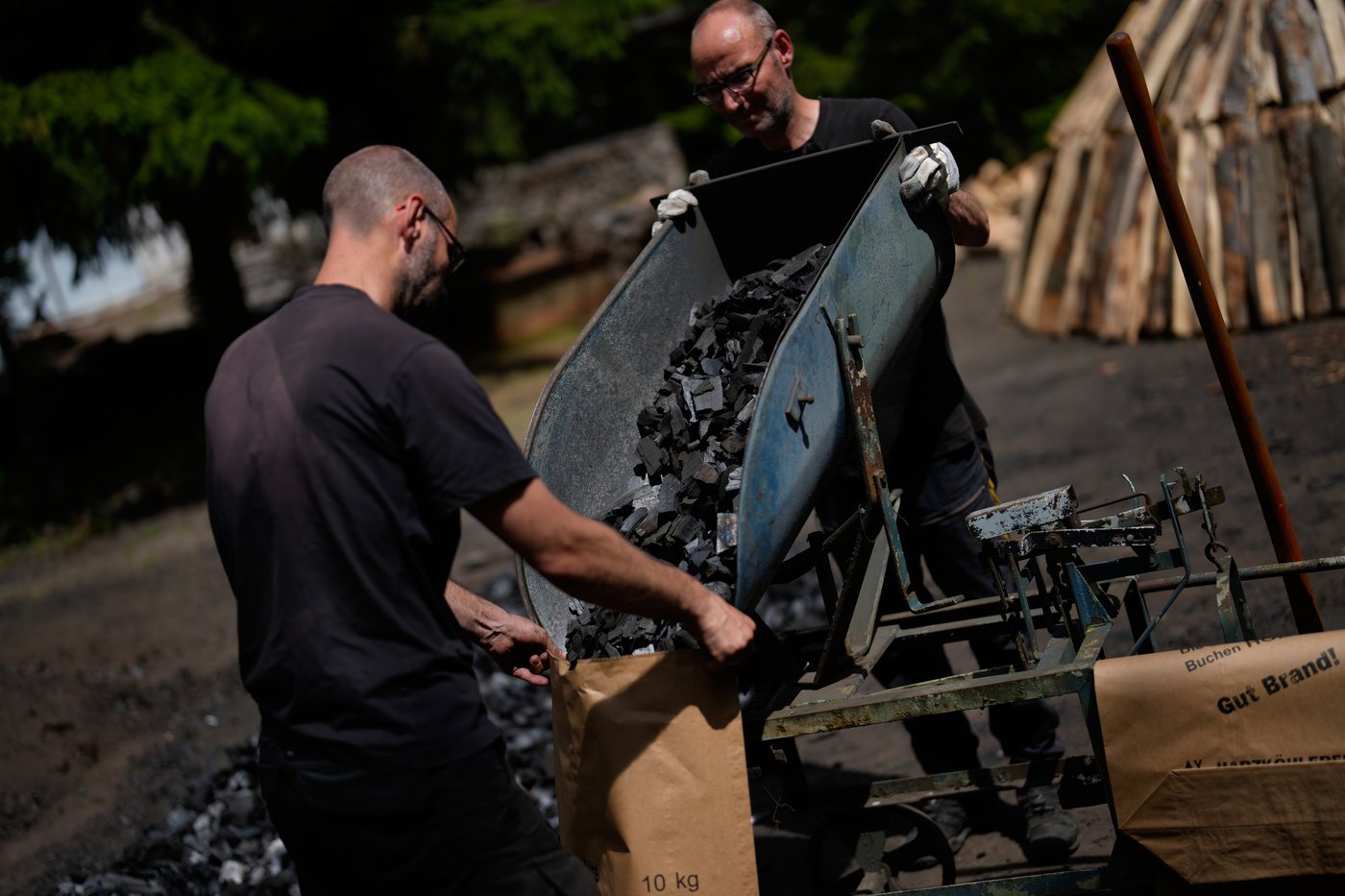 Brothers keep Germany’s ancient charcoal-burning tradition alive, in photos | iNFOnews.ca