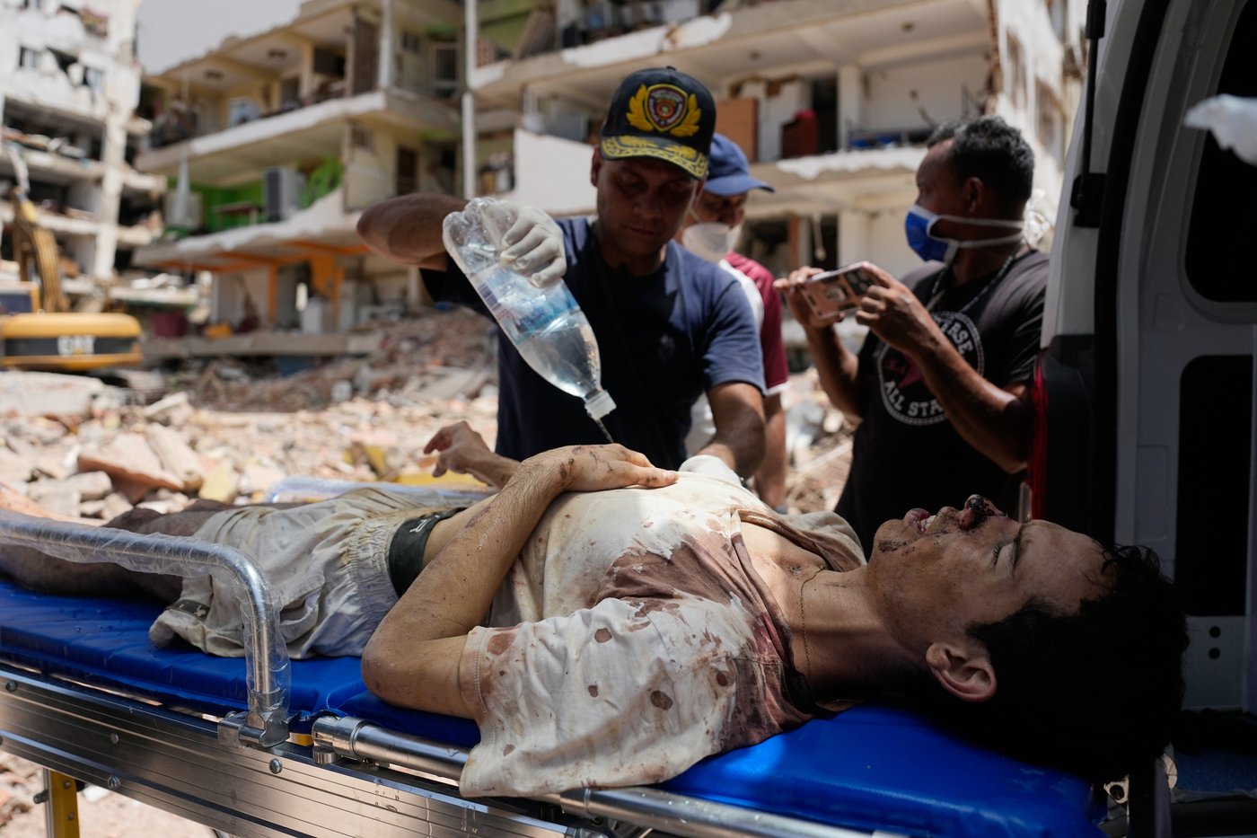As survivors are pulled from rubble of Venezuela earthquakes, relatives of missing hold out hope | iNFOnews.ca