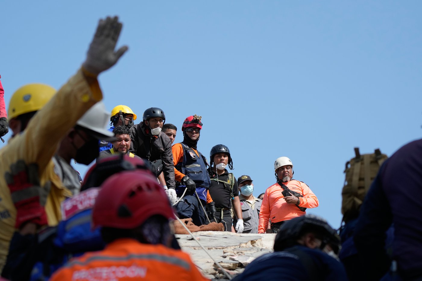 As survivors are pulled from rubble of Venezuela earthquakes, relatives of missing hold out hope | iNFOnews.ca
