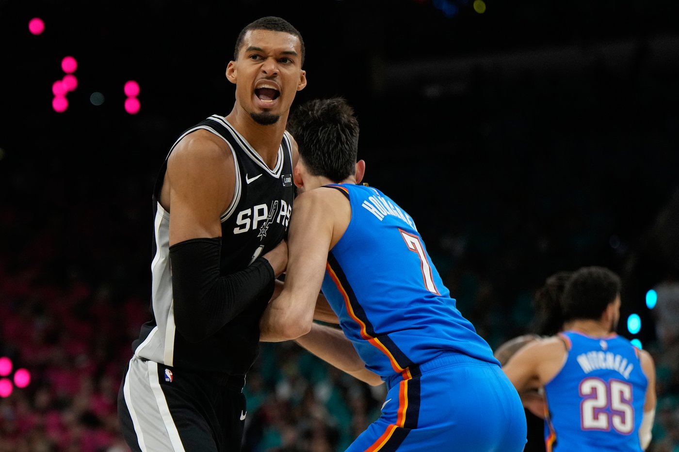 Gilgeous-Alexander, bench propel Thunder past Spurs 123-108 in conference final | iNFOnews.ca