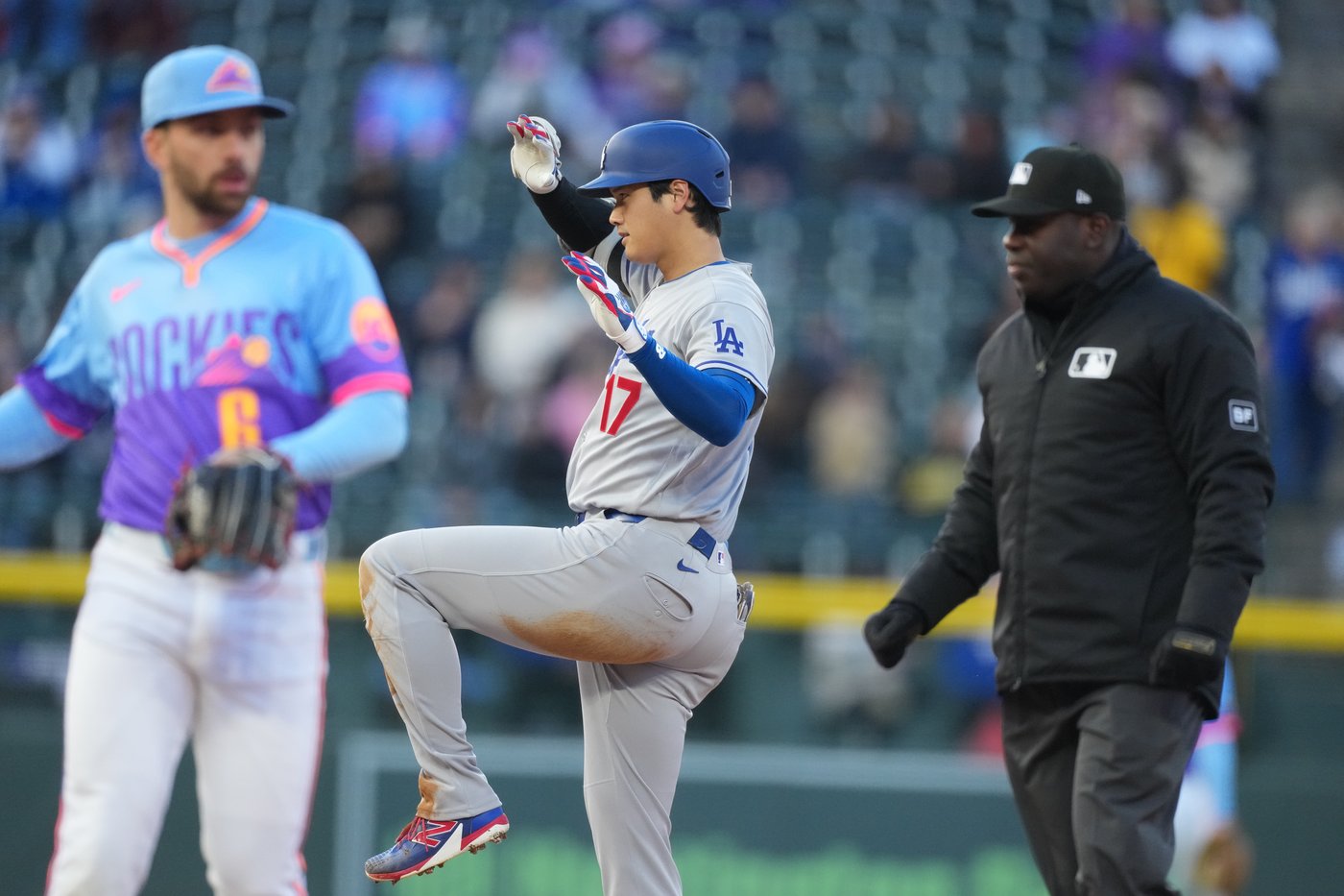 Muncy homers twice to back strong start by Glasnow as Dodgers top Rockies 7-1 on chilly night | iNFOnews.ca