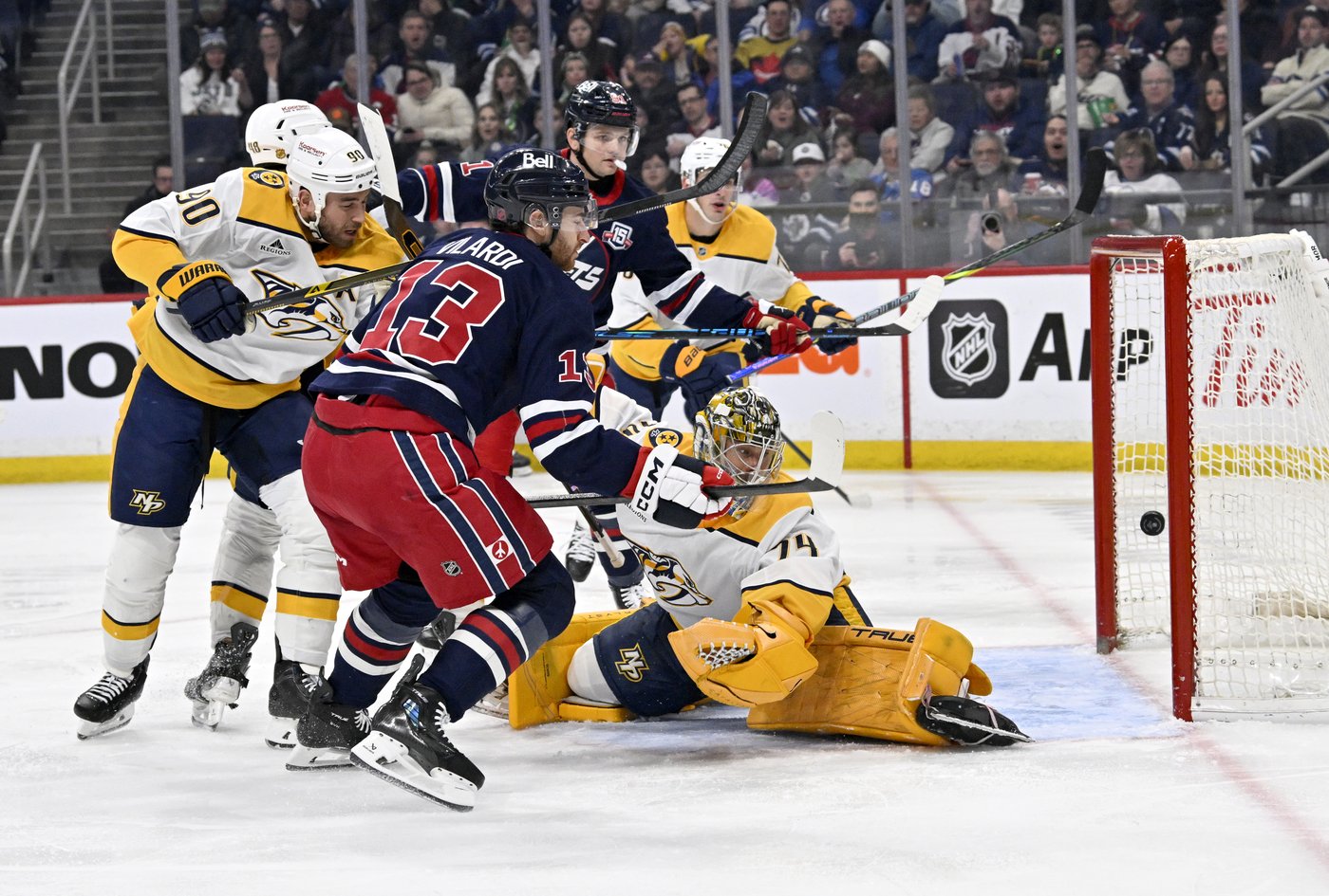 Predators pounce in shootout to edge Jets 4-3 | iNFOnews.ca