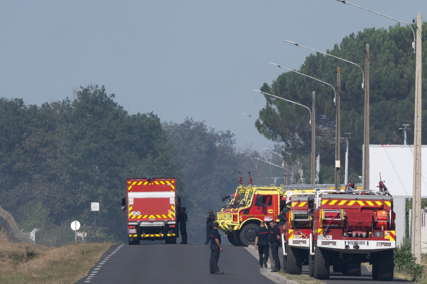 2 firefighters die in a building fire near France's Bordeaux airport, flights delayed | iNFOnews.ca