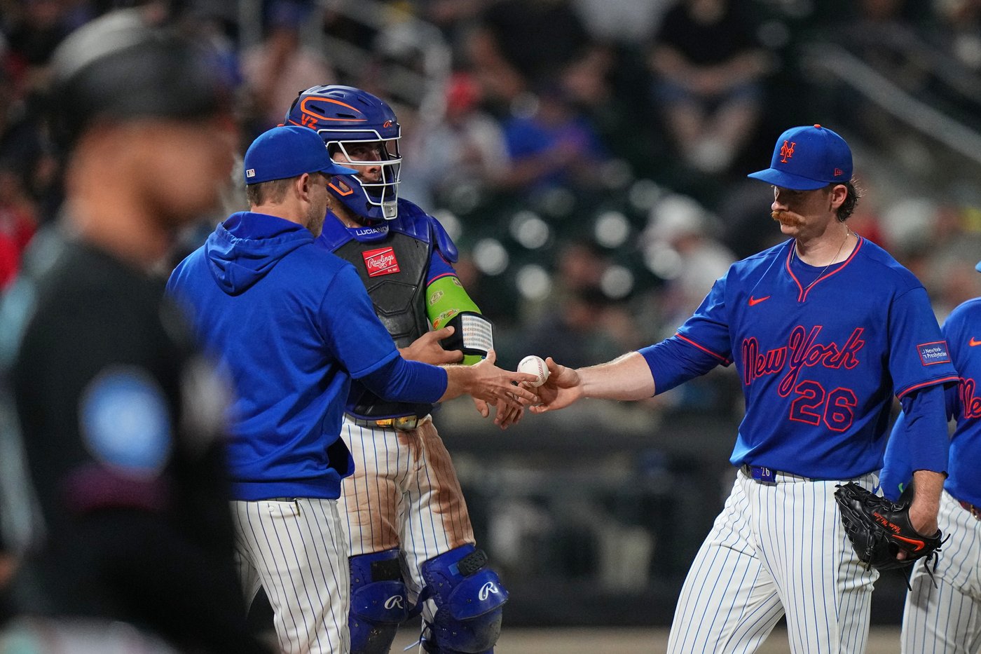 Robert has a 2-run single in the 8th to lift the Mets past the Marlins, 4-2 | iNFOnews.ca