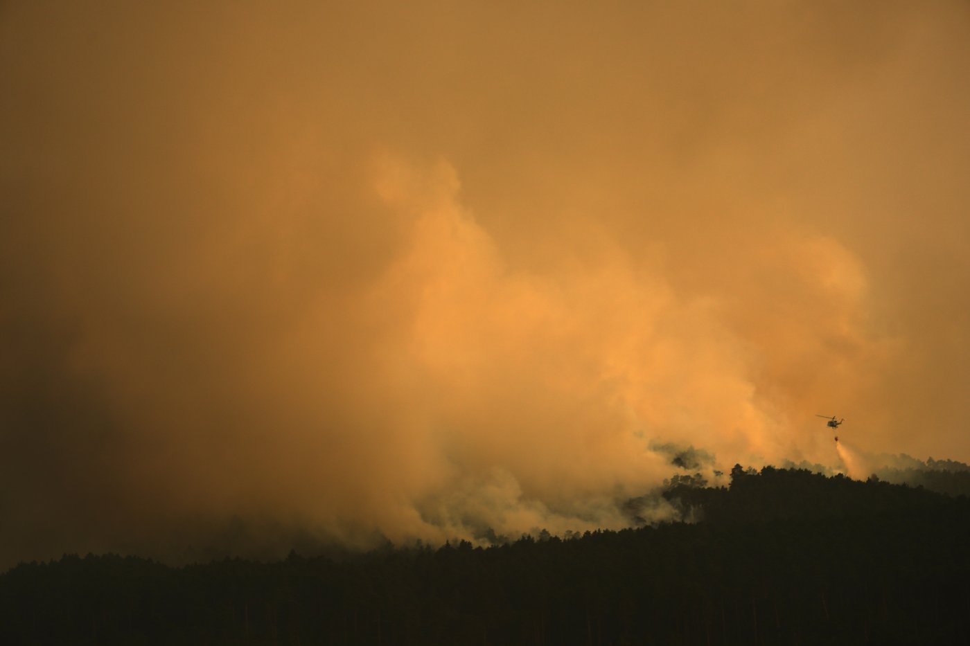 Firefighters battle one of Spain's biggest-ever wildfires during heat wave across the Mediterranean | iNFOnews.ca Firefighters battle one of Spain's biggest-ever wildfires during heat wave across the Mediterranean | iNFOnews.ca