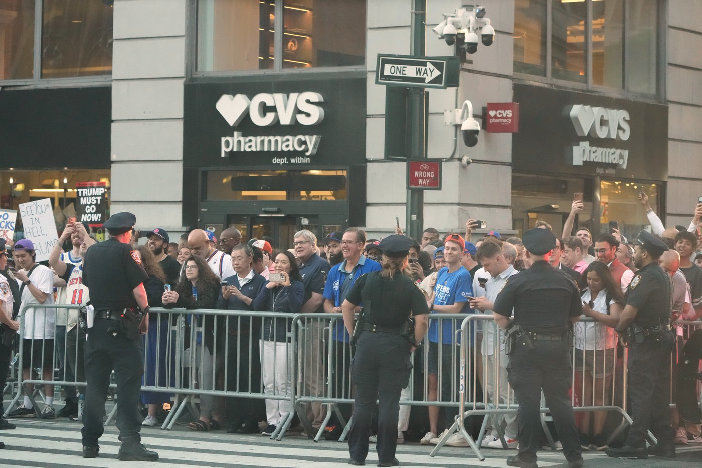 The Latest: Trump is attending NBA Finals Game 3 between Knicks and Spurs with increased security | iNFOnews.ca The Latest: Trump is attending NBA Finals Game 3 between Knicks and Spurs with increased security | iNFOnews.ca