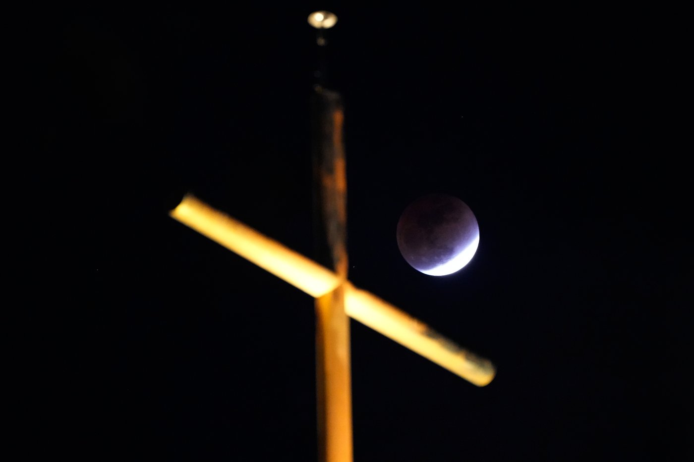 Photos of a blood-red moon and total lunar eclipse | iNFOnews.ca