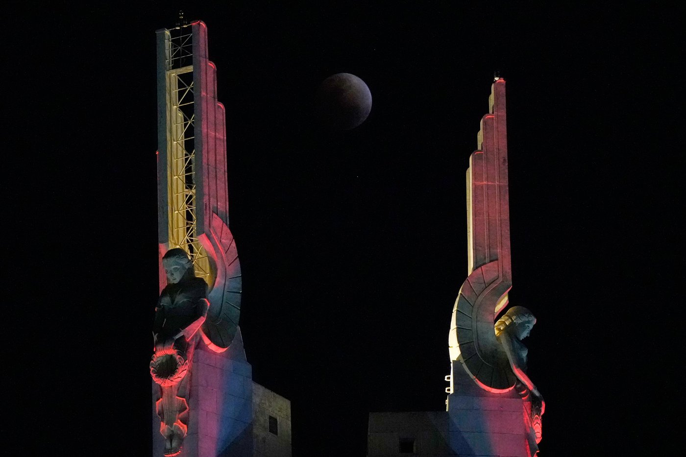 Photos of a blood-red moon and total lunar eclipse | iNFOnews.ca