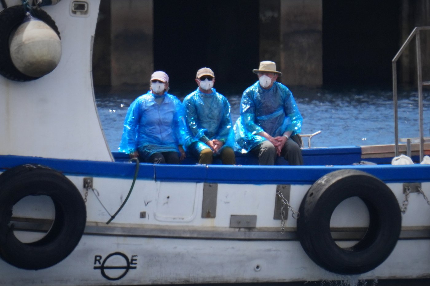 Passengers disembark from a hantavirus-stricken cruise ship, in photos | iNFOnews.ca