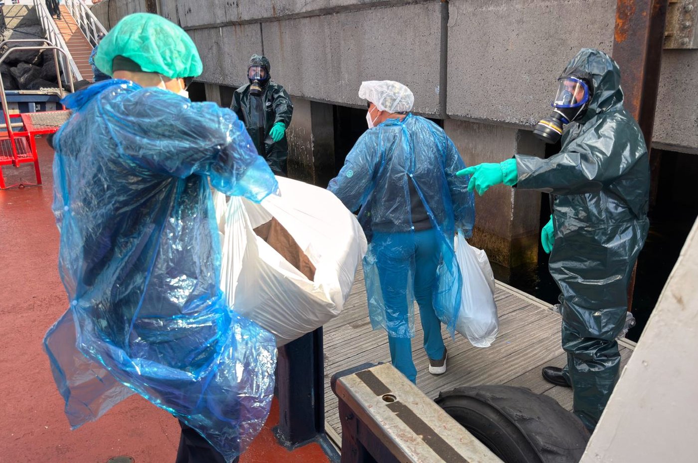 Passengers disembark from a hantavirus-stricken cruise ship, in photos | iNFOnews.ca