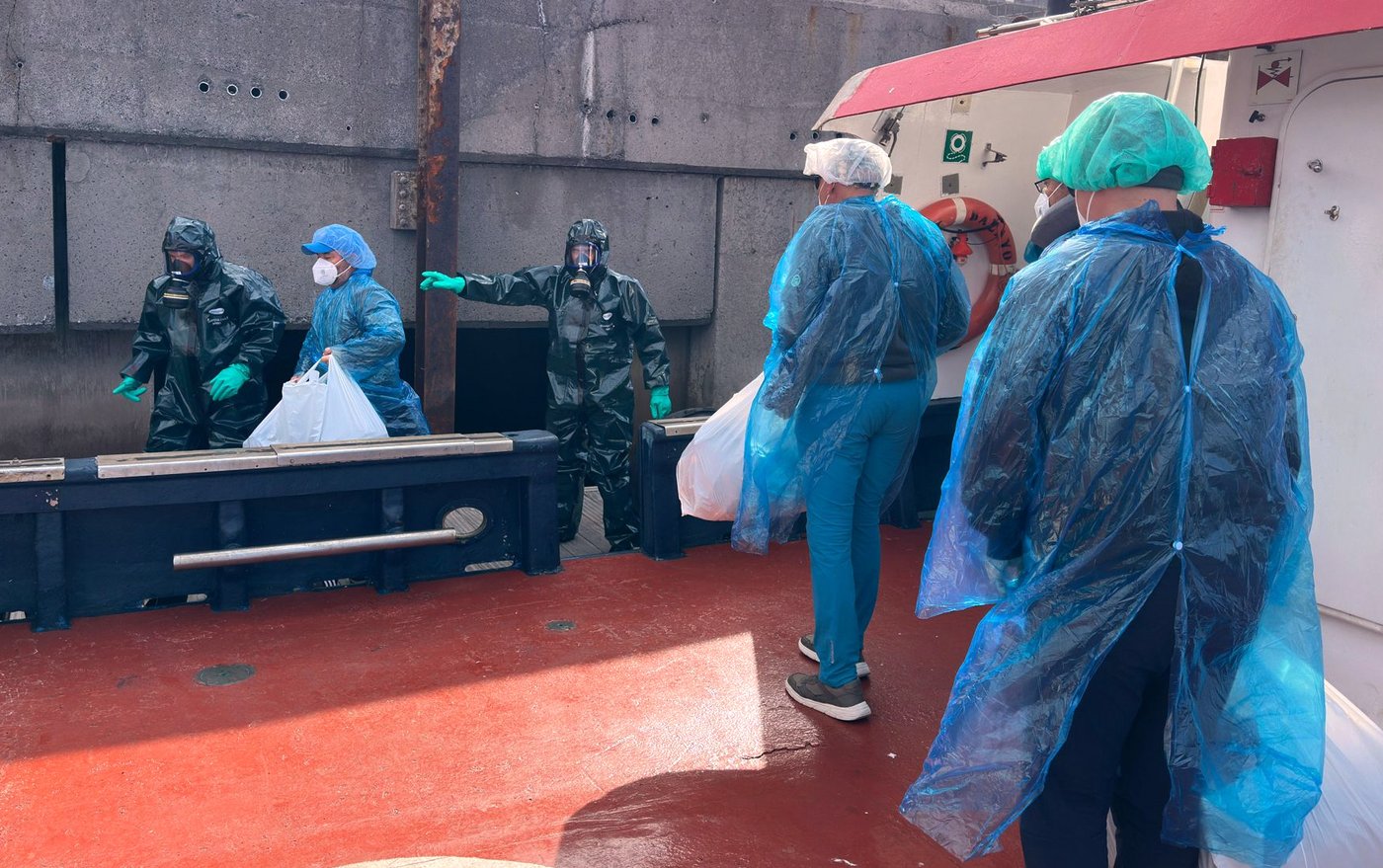 Passengers disembark from a hantavirus-stricken cruise ship, in photos | iNFOnews.ca
