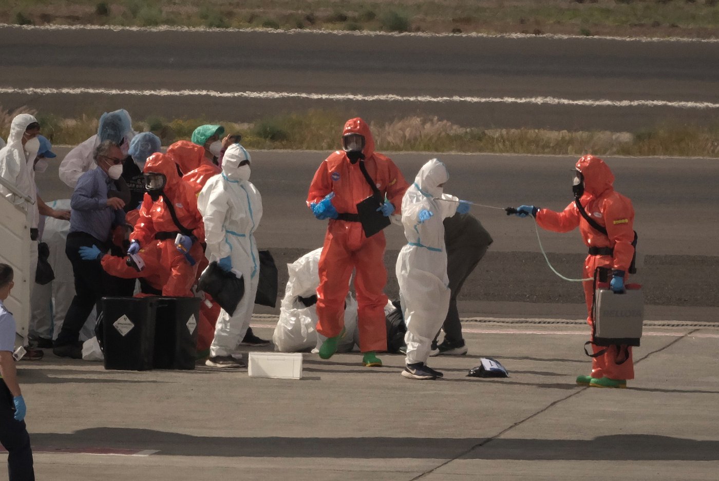 Passengers disembark from a hantavirus-stricken cruise ship, in photos | iNFOnews.ca