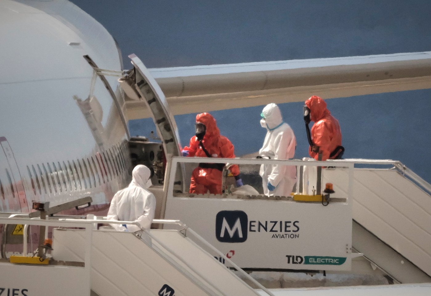 Passengers disembark from a hantavirus-stricken cruise ship, in photos | iNFOnews.ca
