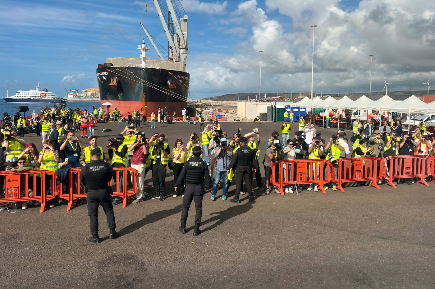 Passengers disembark from a hantavirus-stricken cruise ship, in photos | iNFOnews.ca