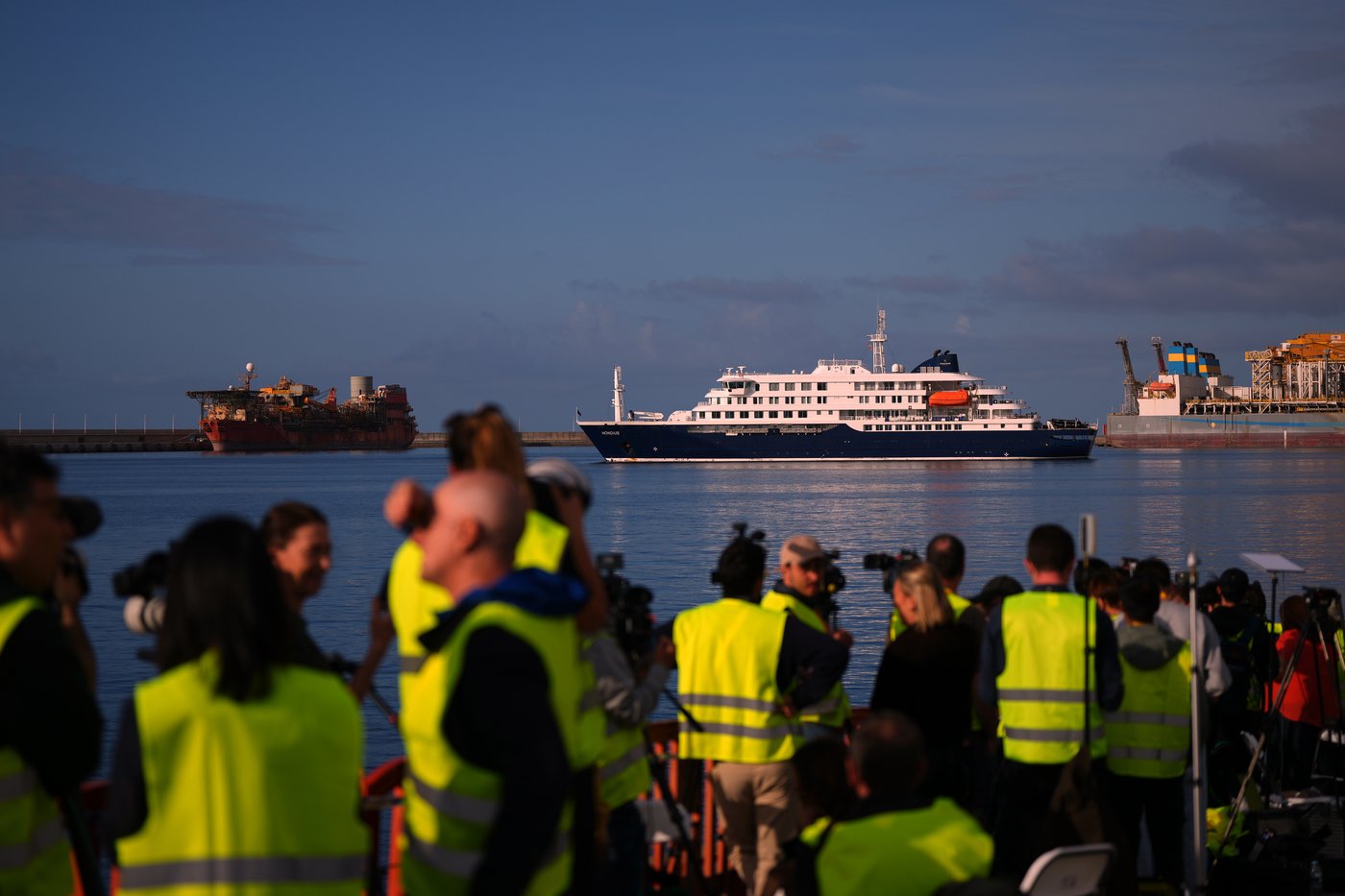 Passengers disembark from a hantavirus-stricken cruise ship, in photos | iNFOnews.ca