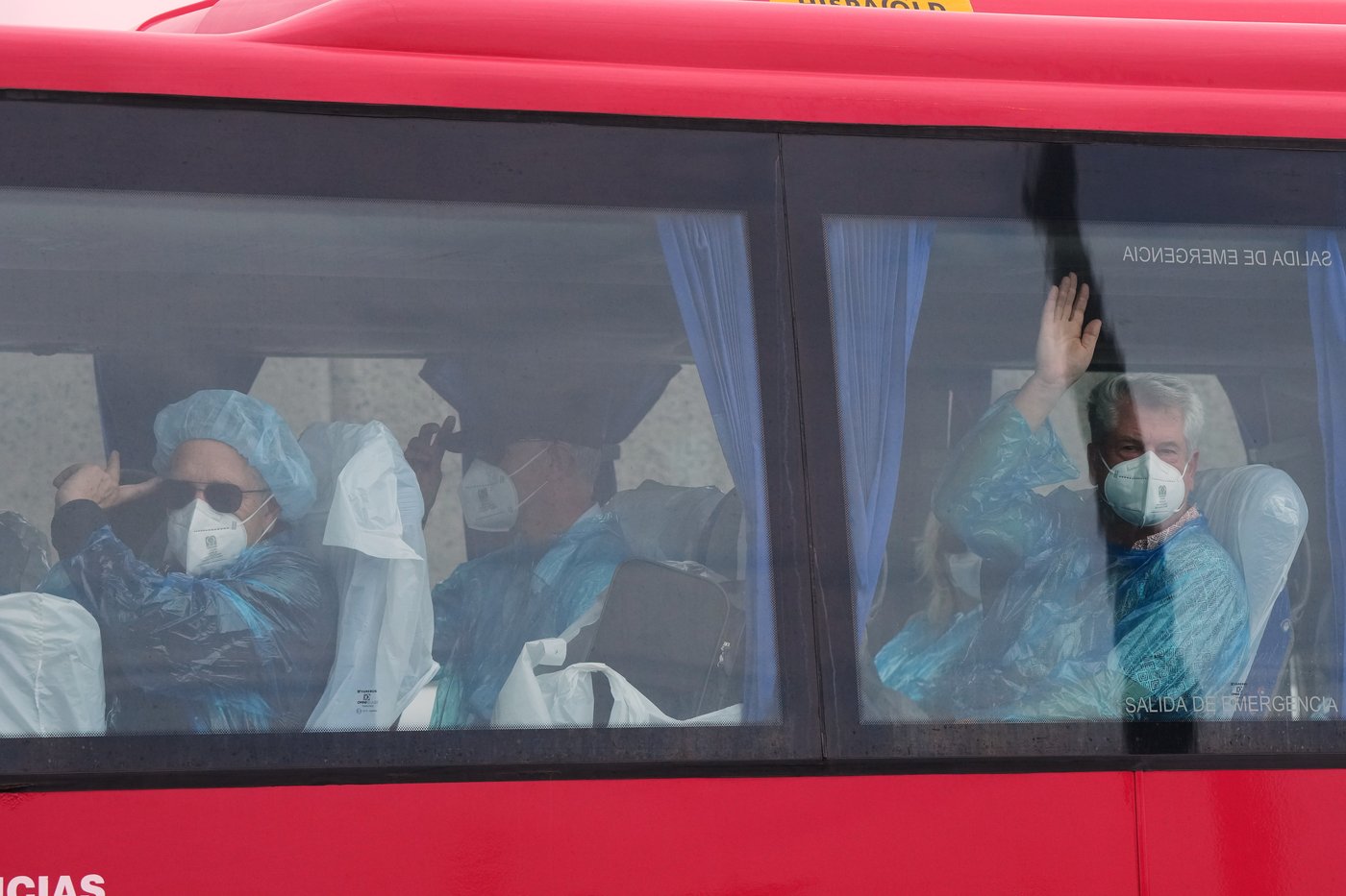 Passengers disembark from a hantavirus-stricken cruise ship, in photos | iNFOnews.ca