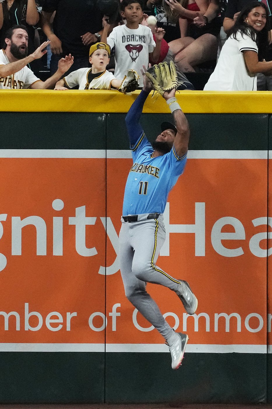Chourio's scratch hit in 11th breaks tie, Brewers top Diamondbacks 7-4 | iNFOnews.ca