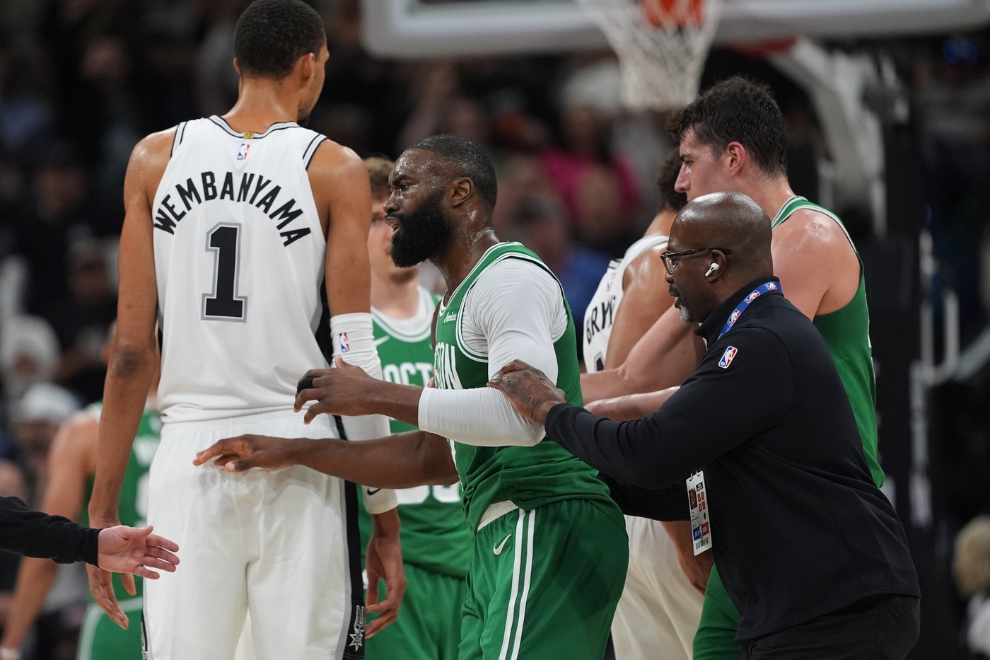 Celtics' Brown ejected in first half after argument with officials in matchup with Spurs | iNFOnews.ca