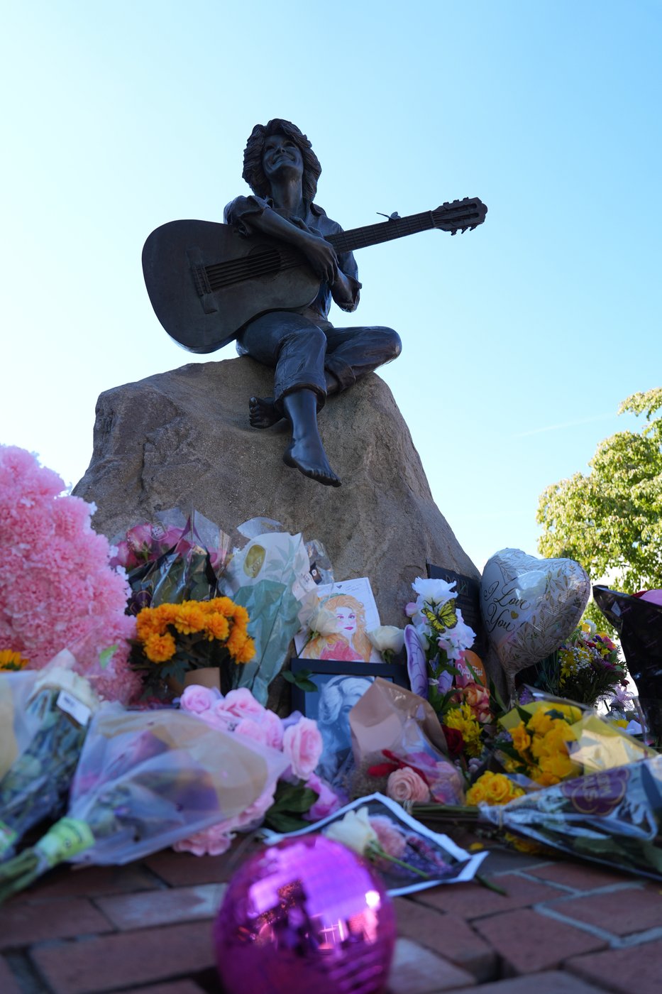 From Los Angeles to Nashville, fans remember Dolly Parton, in photos | iNFOnews.ca