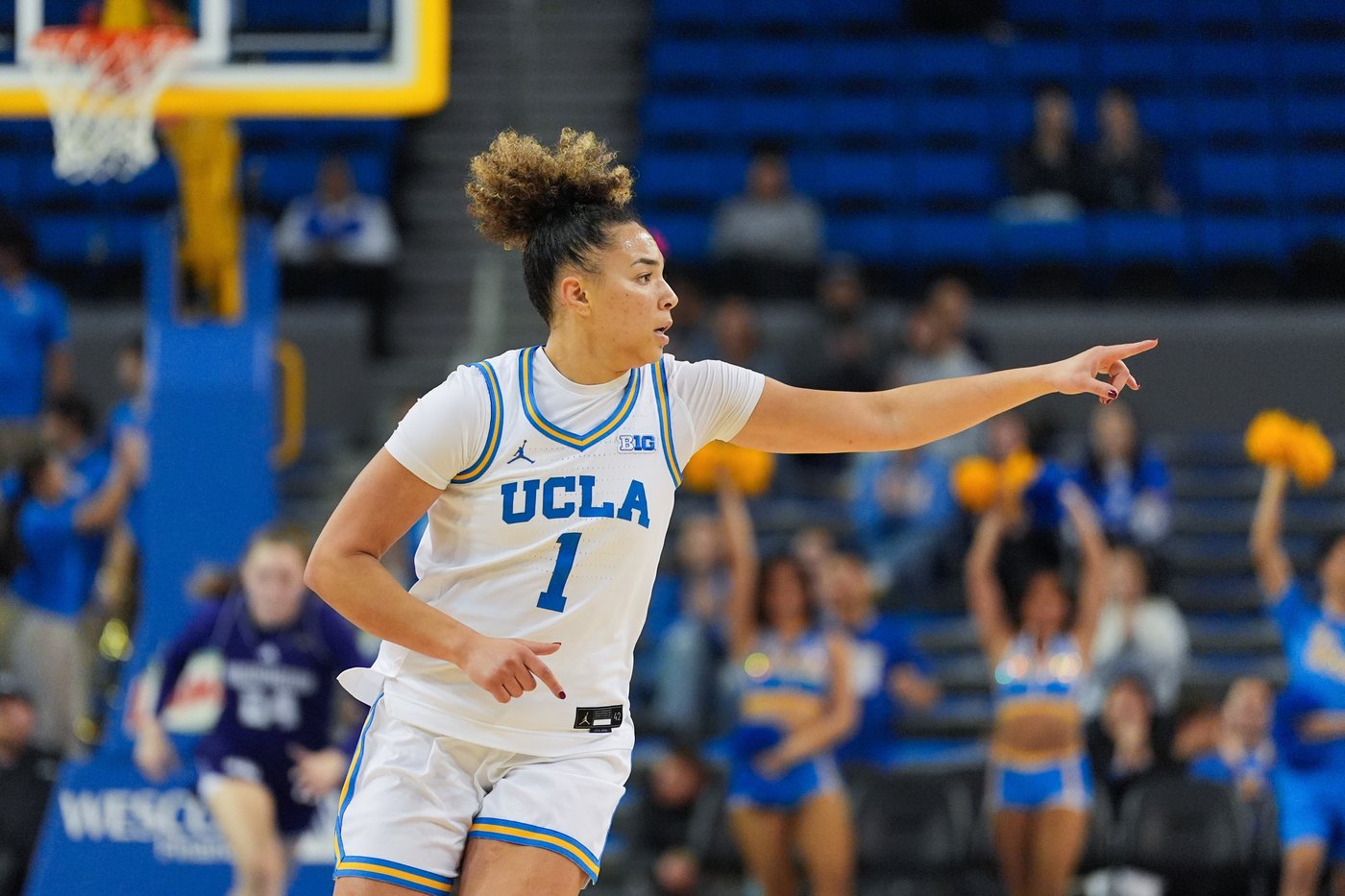Betts powers No. 2 UCLA past Washington 82-67 to clinch a share of the Big Ten title | iNFOnews.ca