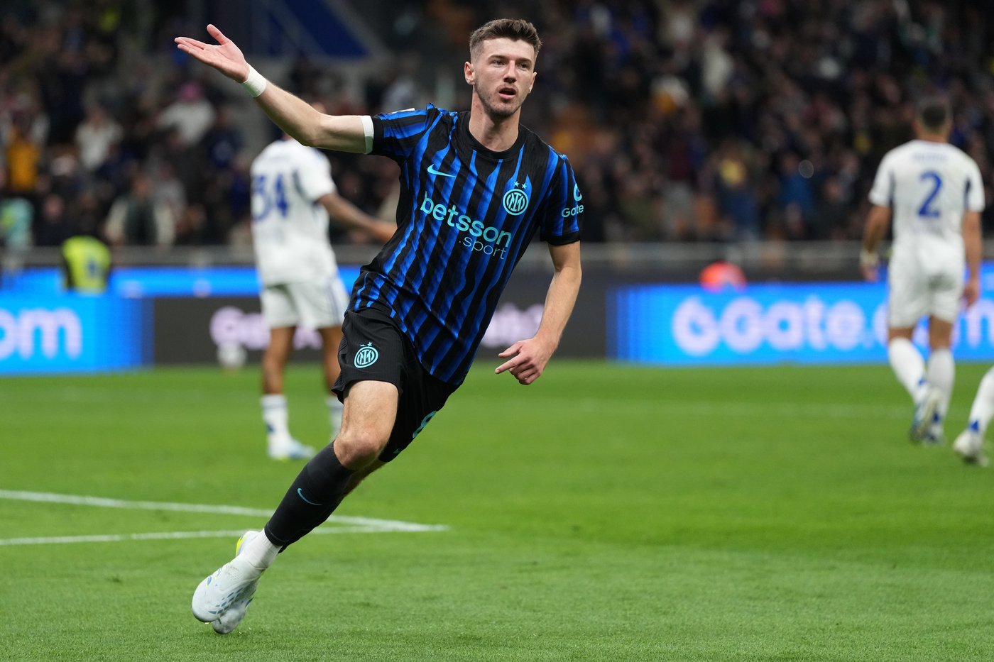 Inter comes back from 2 goals down to beat Como and reach Italian Cup final | iNFOnews.ca