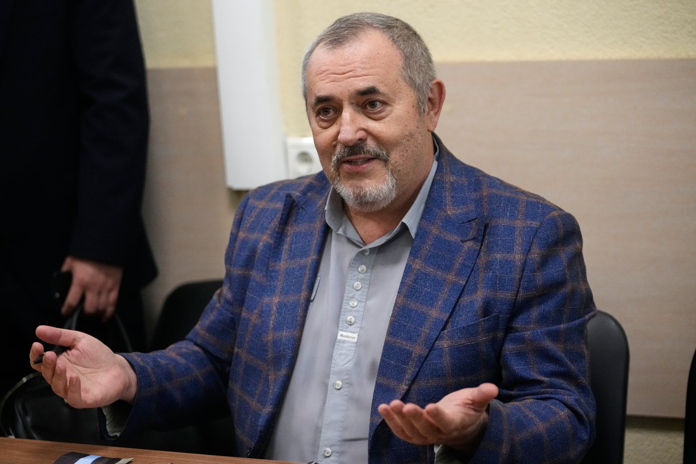 A Putin critic is convicted on charges that will keep him from campaigning for Russia's parliament | iNFOnews.ca