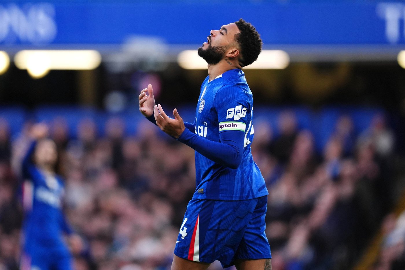 Referee finds himself in middle of Chelsea's pre-match huddle in Premier League | iNFOnews.ca