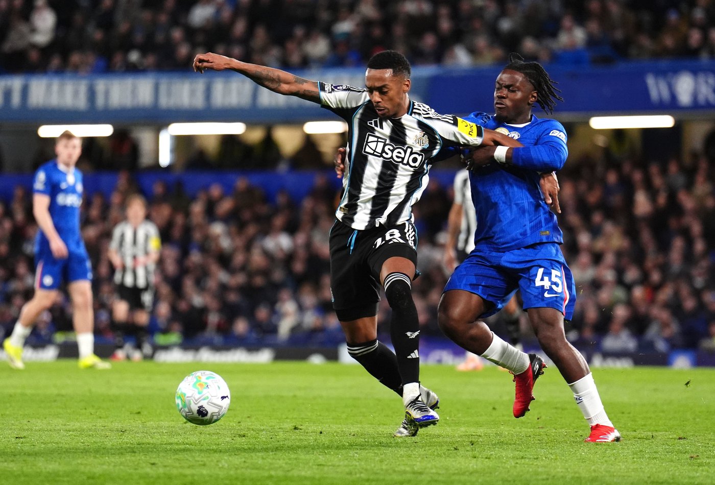 Referee finds himself in middle of Chelsea's pre-match huddle in Premier League | iNFOnews.ca