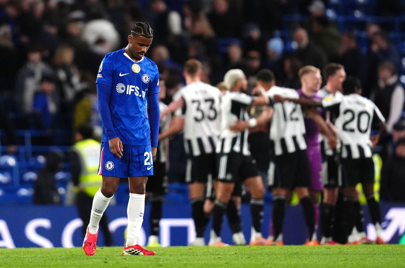 Referee finds himself in middle of Chelsea's pre-match huddle in Premier League | iNFOnews.ca