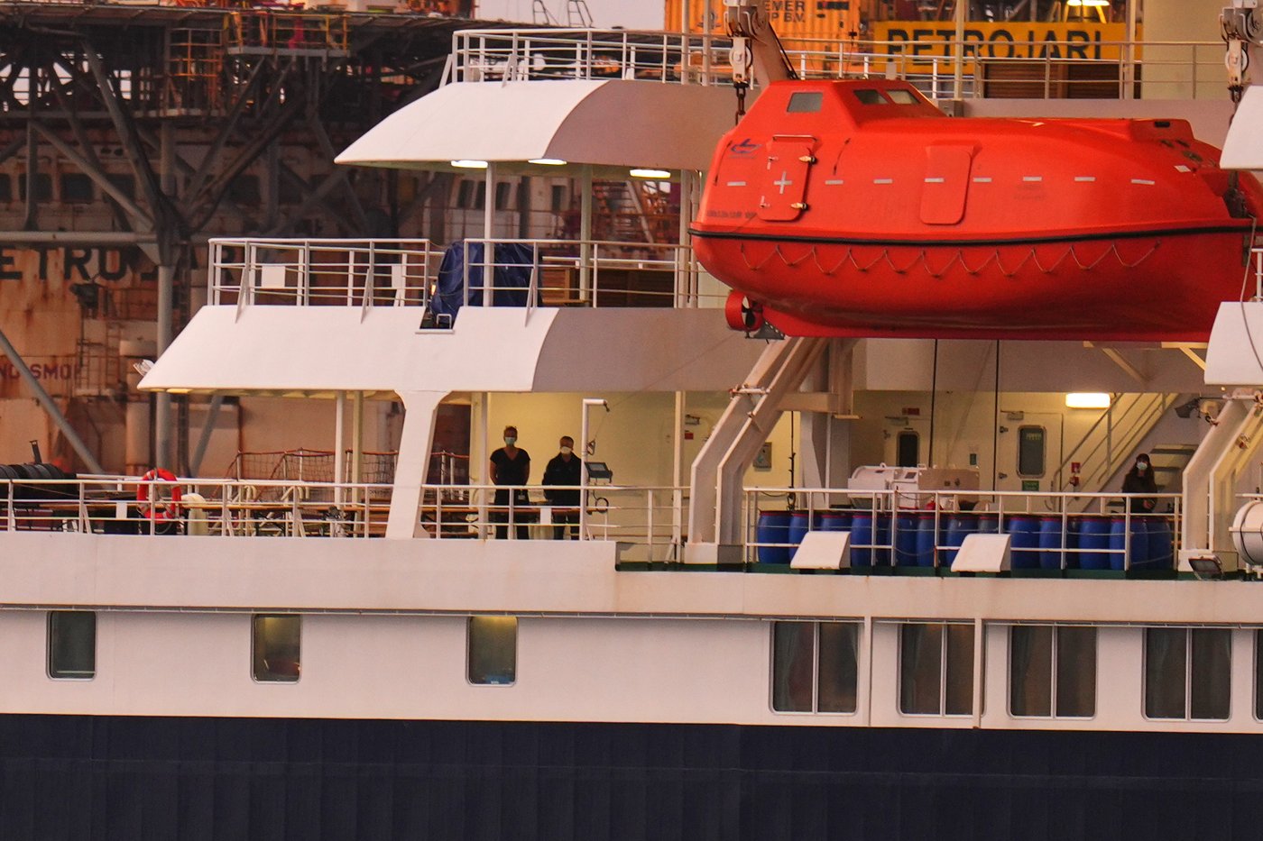 Hantavirus-stricken cruise ship arrives at Tenerife in Spain's Canary Islands | iNFOnews.ca