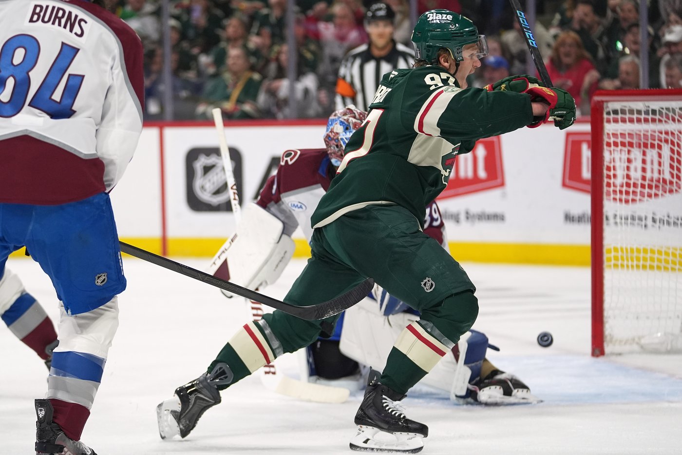 Avalanche bounce back to beat the Wild 5-2 and take a 3-1 lead in the series | iNFOnews.ca