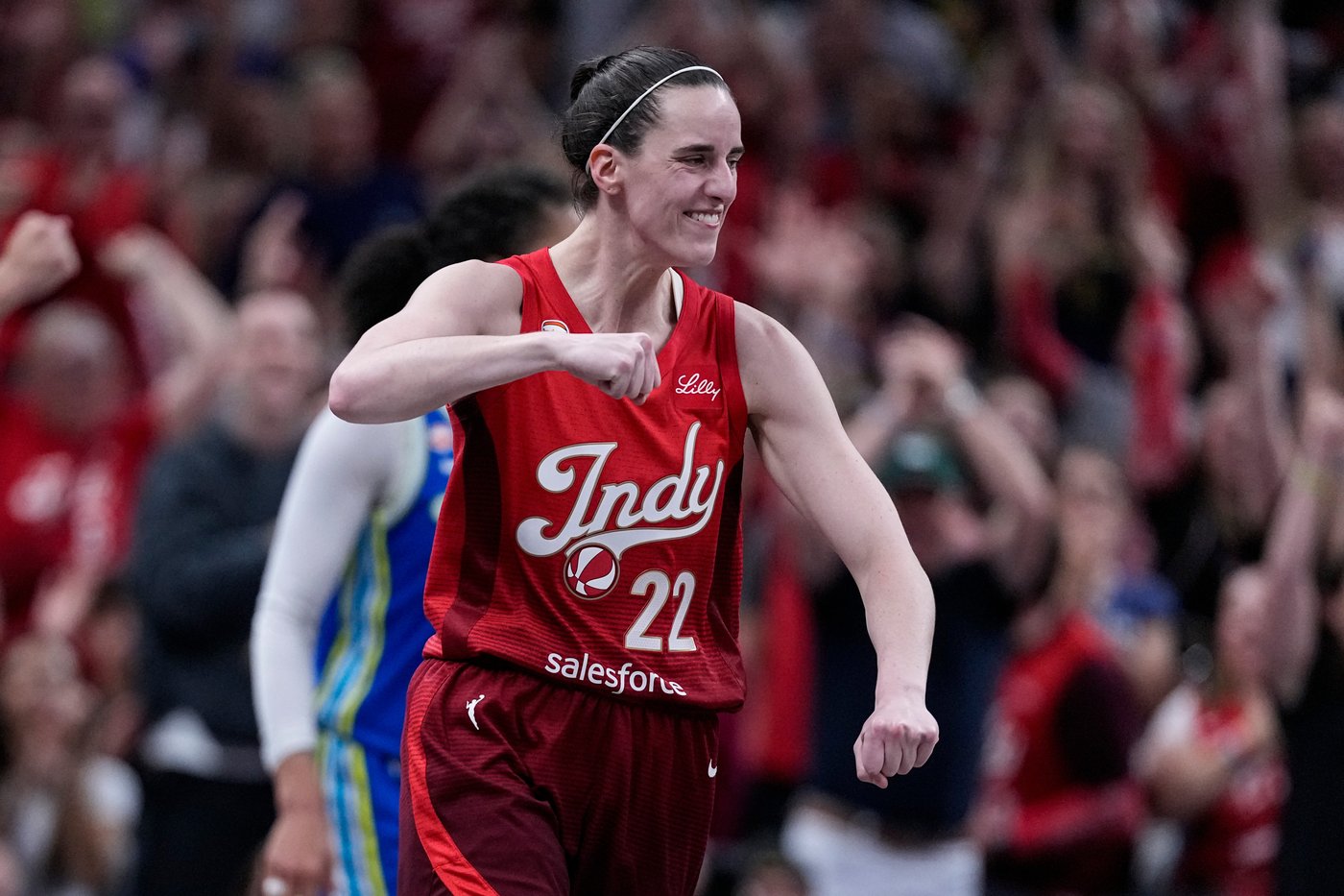 Fever fans cheer Stephanie White as Caitlin Clark and Indiana continue surge after recent tumult | iNFOnews.ca
