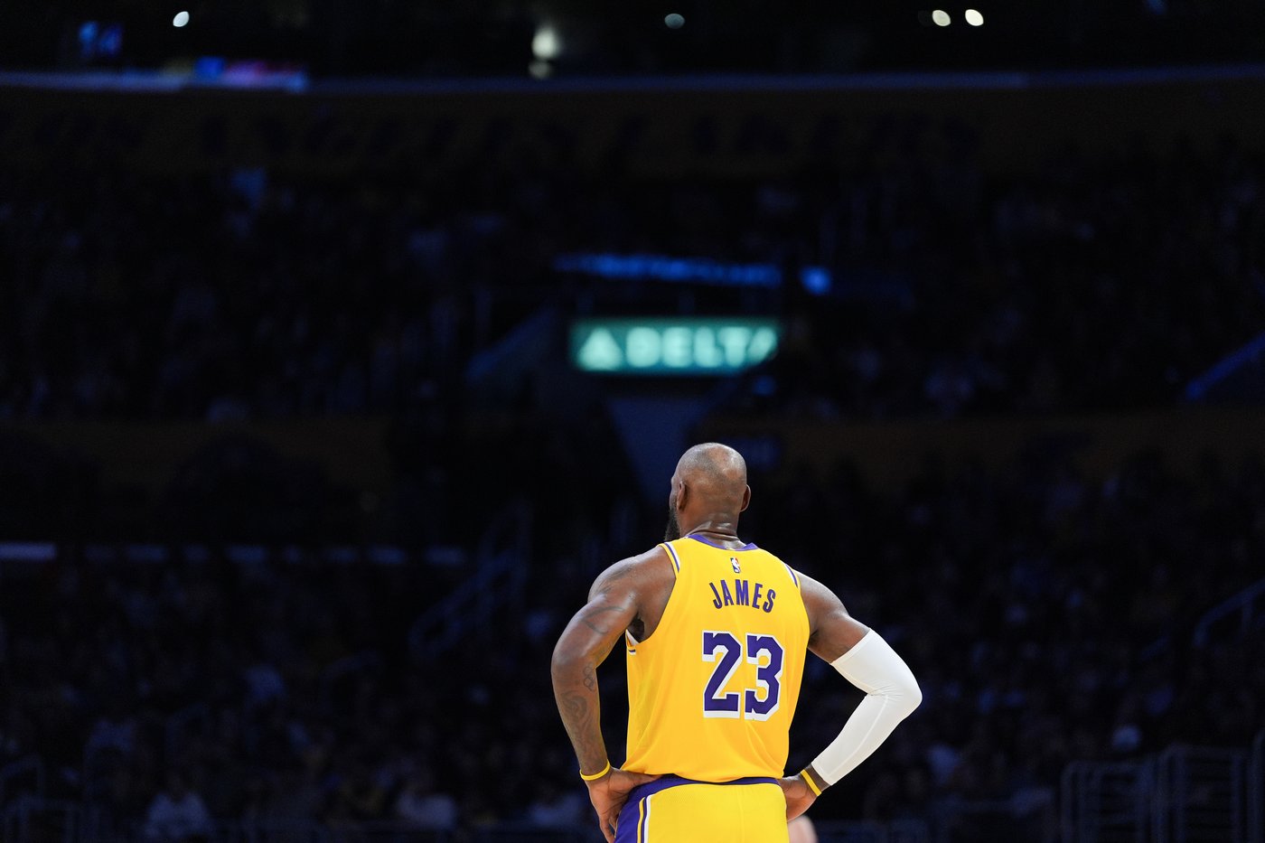 LeBron James has 20 points, 10 assists to lead Luka-less Lakers past Warriors | iNFOnews.ca