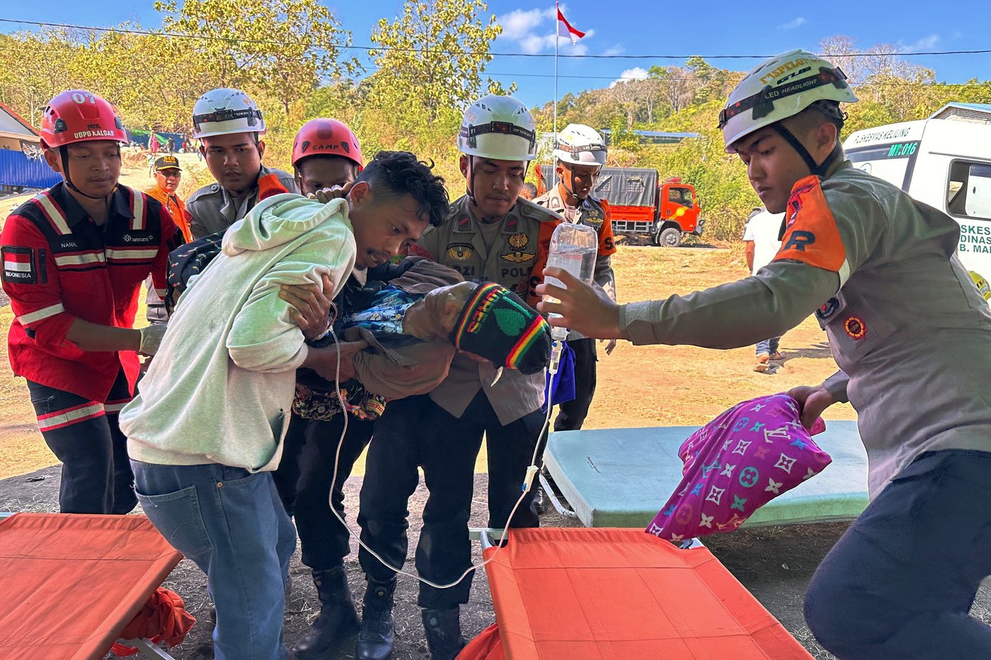 Fear grips children after deadly earthquake in eastern Indonesia leaves thousands displaced | iNhome Fear grips children after deadly earthquake in eastern Indonesia leaves thousands displaced | iNhome
