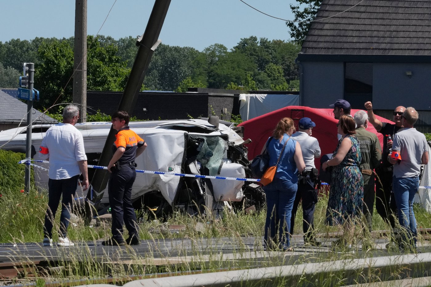 A train collides with a minibus of children in Belgium and 4 people are dead | iNwheels