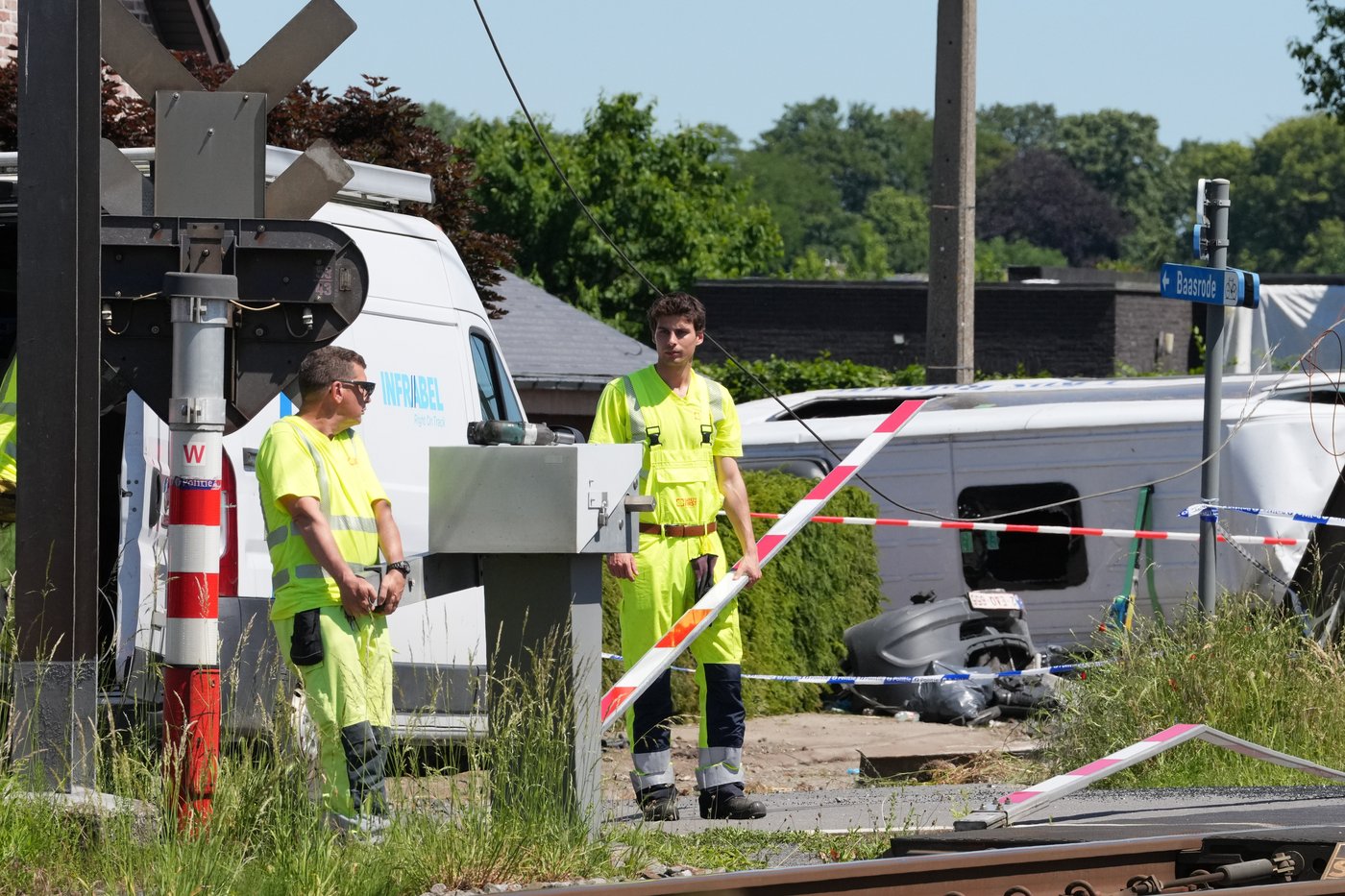 A train collides with a minibus of children in Belgium and 4 people are dead | iNwheels