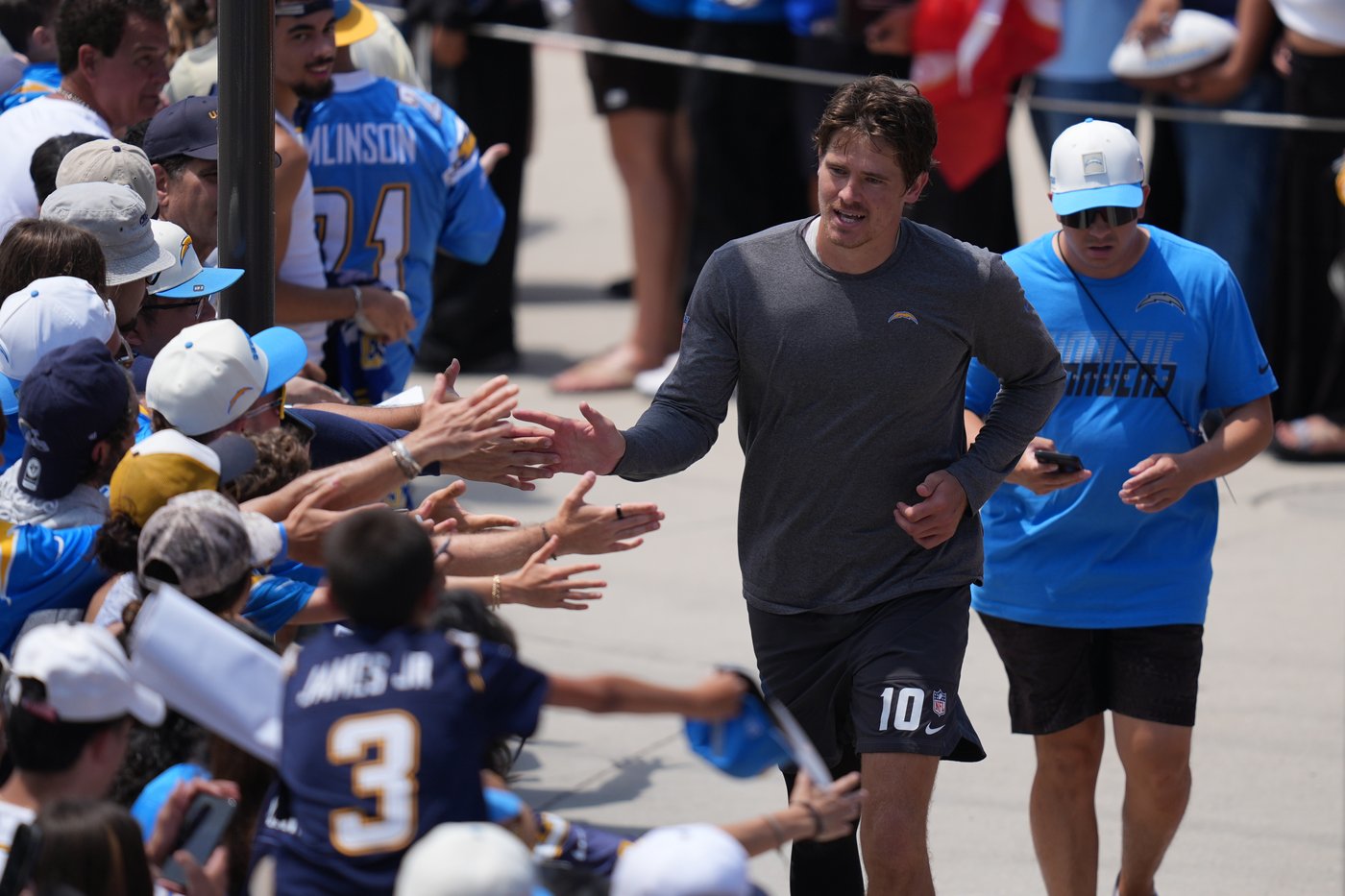 Harbaugh's Chargers honor late Billy Ray Smith before practicing in San Diego | iNFOnews.ca Harbaugh's Chargers honor late Billy Ray Smith before practicing in San Diego | iNFOnews.ca