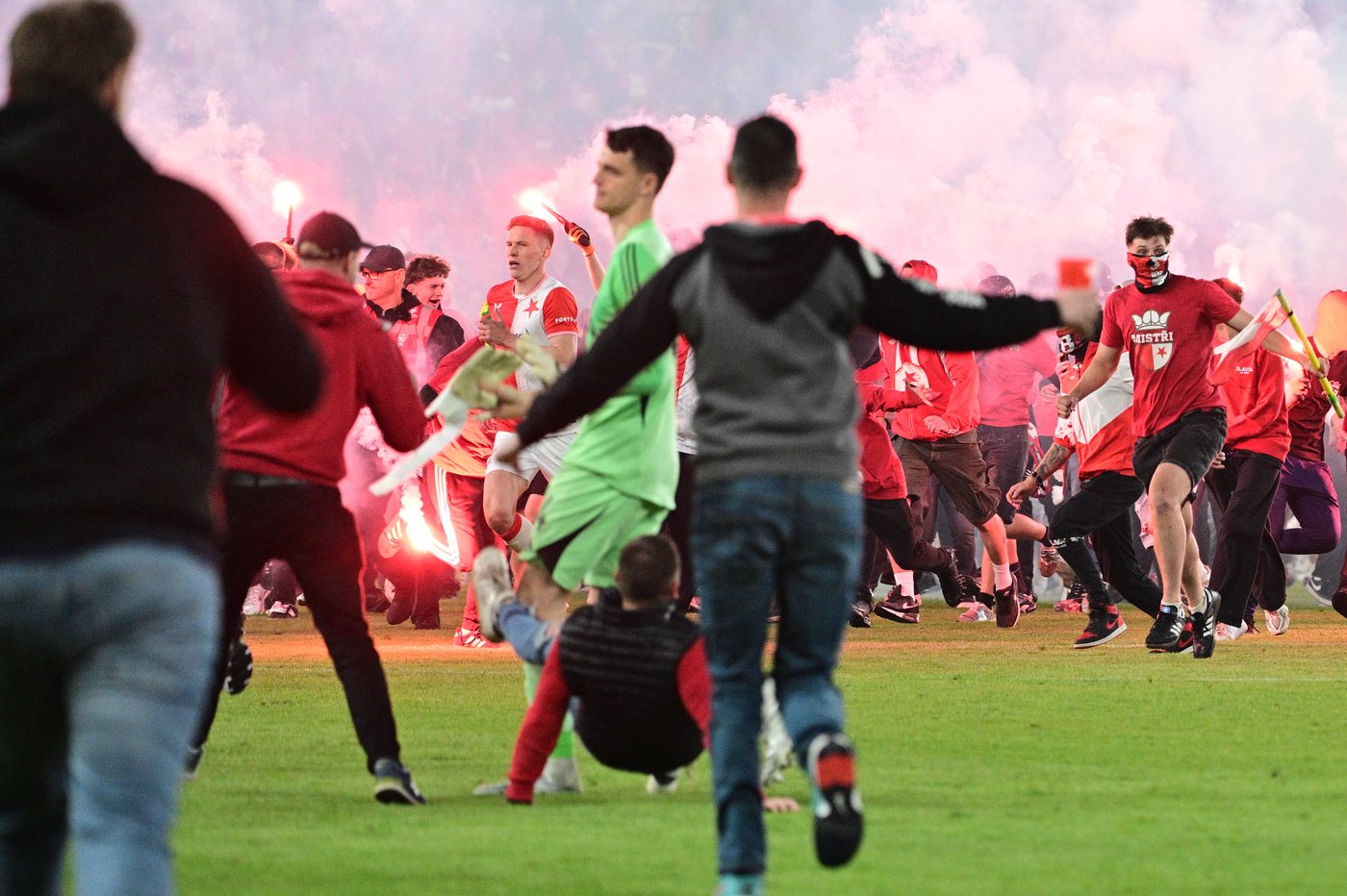 Slavia Prague handed forfeit loss for mass pitch invasion during derby against Sparta | iNFOnews.ca