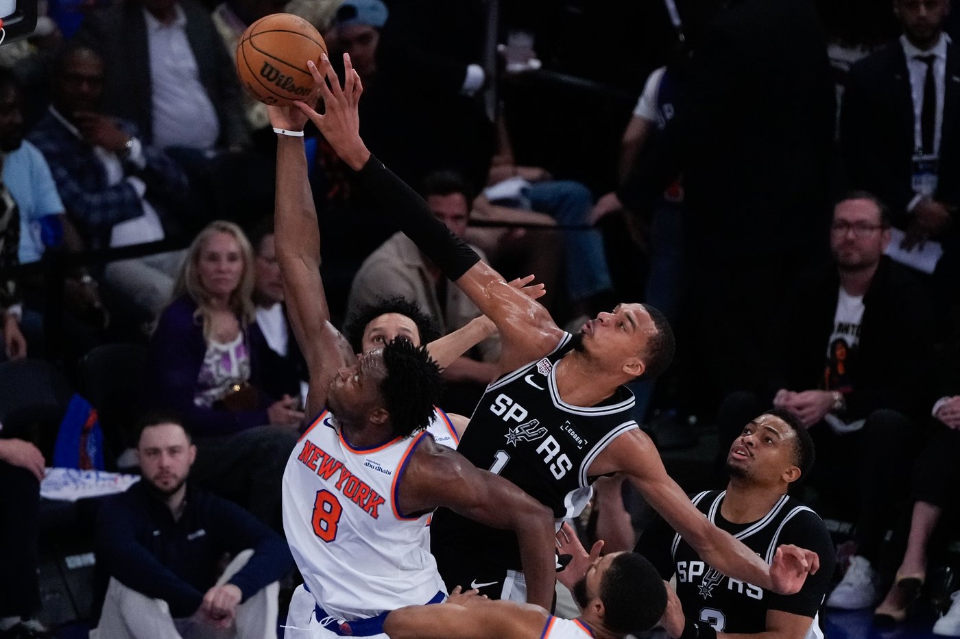 'Right hand from God': One play, 4.5 seconds and a place in Knicks lore | iNFOnews.ca