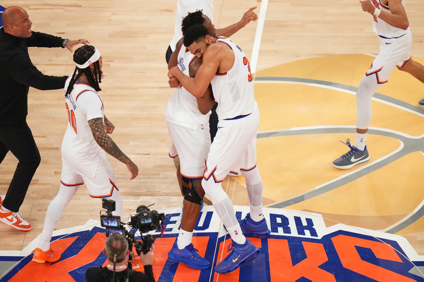 'Right hand from God': One play, 4.5 seconds and a place in Knicks lore | iNFOnews.ca